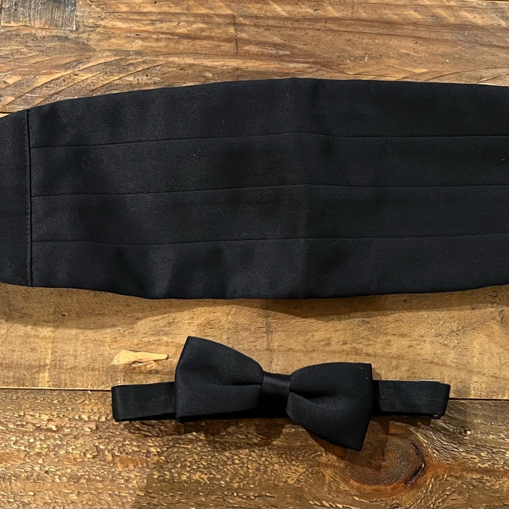 Cummerbund and Bow tie.   Fits up to 34” waist.